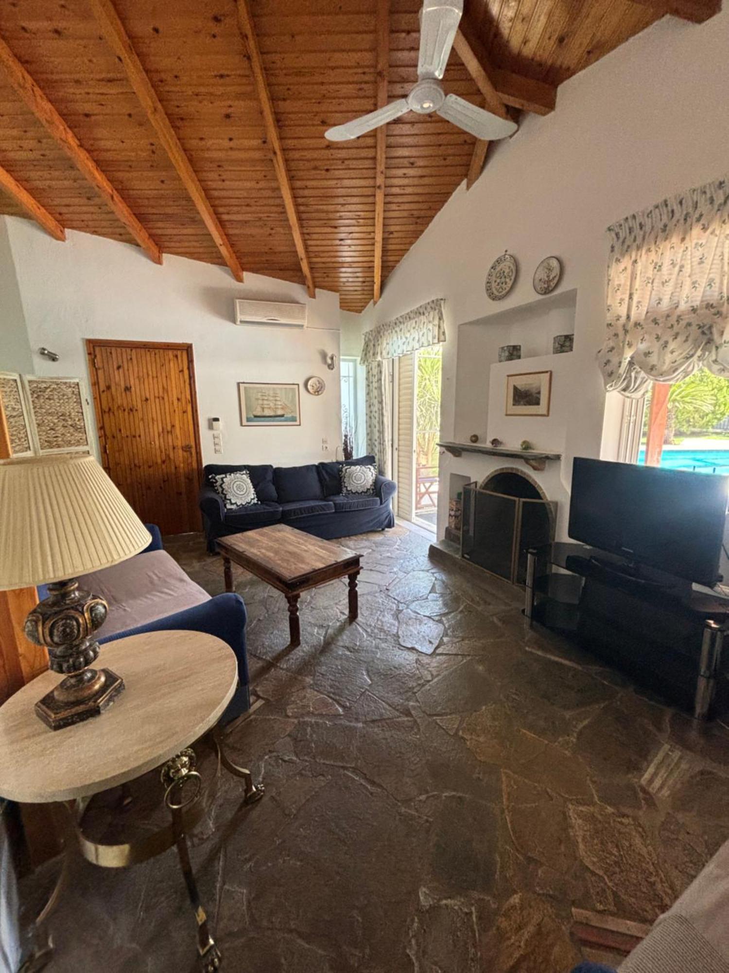 Country House With Pool And Big Garden โอโรโปส ภายนอก รูปภาพ
